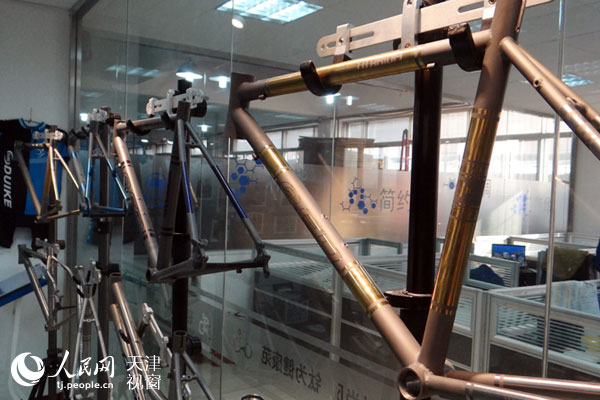 天津輕鈦運動器材有限公司產品展示。(攝影:孫曉川)