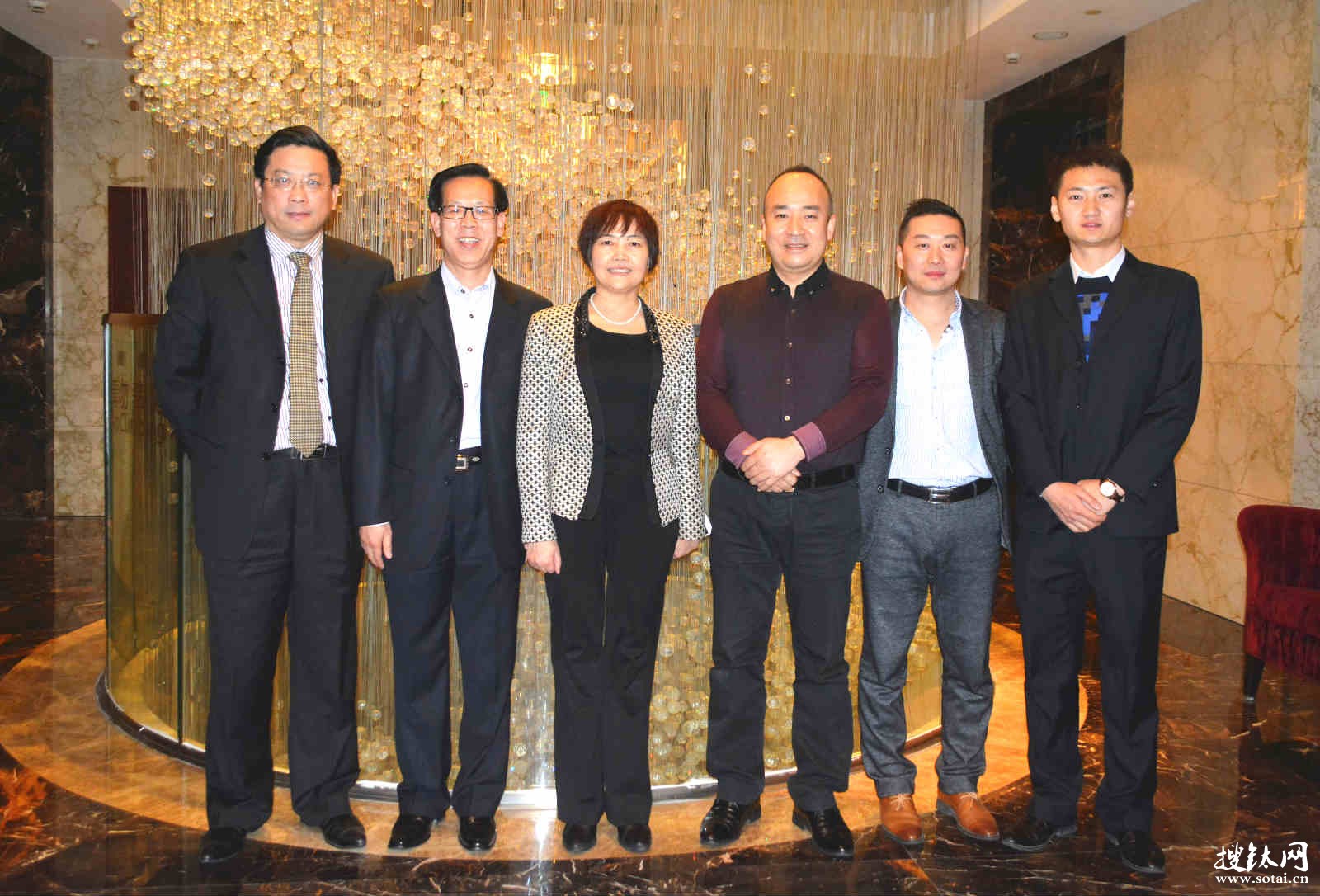 2015年3月25日上午， 陜西省寶雞市代表團(tuán)在副市長丁琳(左排左三)率領(lǐng)下一行8人來到上海閔行區(qū)逸界文化傳媒產(chǎn)業(yè)園考察學(xué)習(xí)，受到熱烈歡迎。吳禮明 攝_meitu_2.jpg